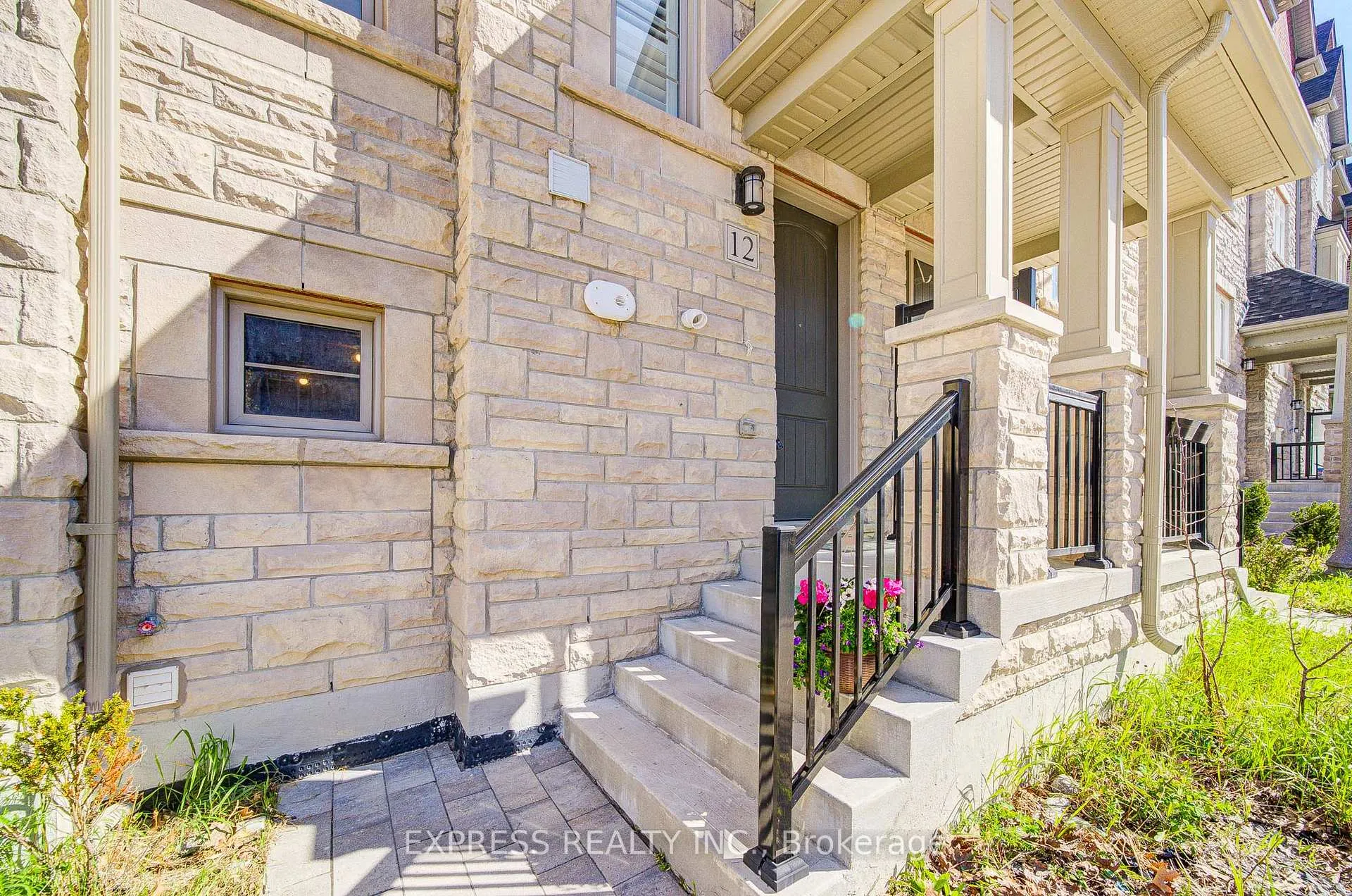Photo 2 of 12 Royal Aberdeen Road, Markham, Angus Glen — HOMEH
