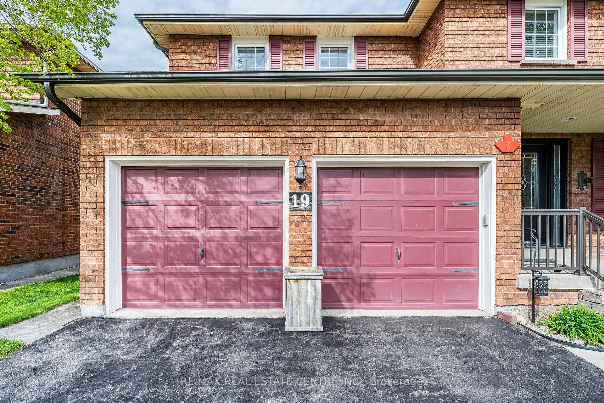 Photo 2 of 19 Mossbank Drive, Brampton, Fletcher's Creek South — HOMEH