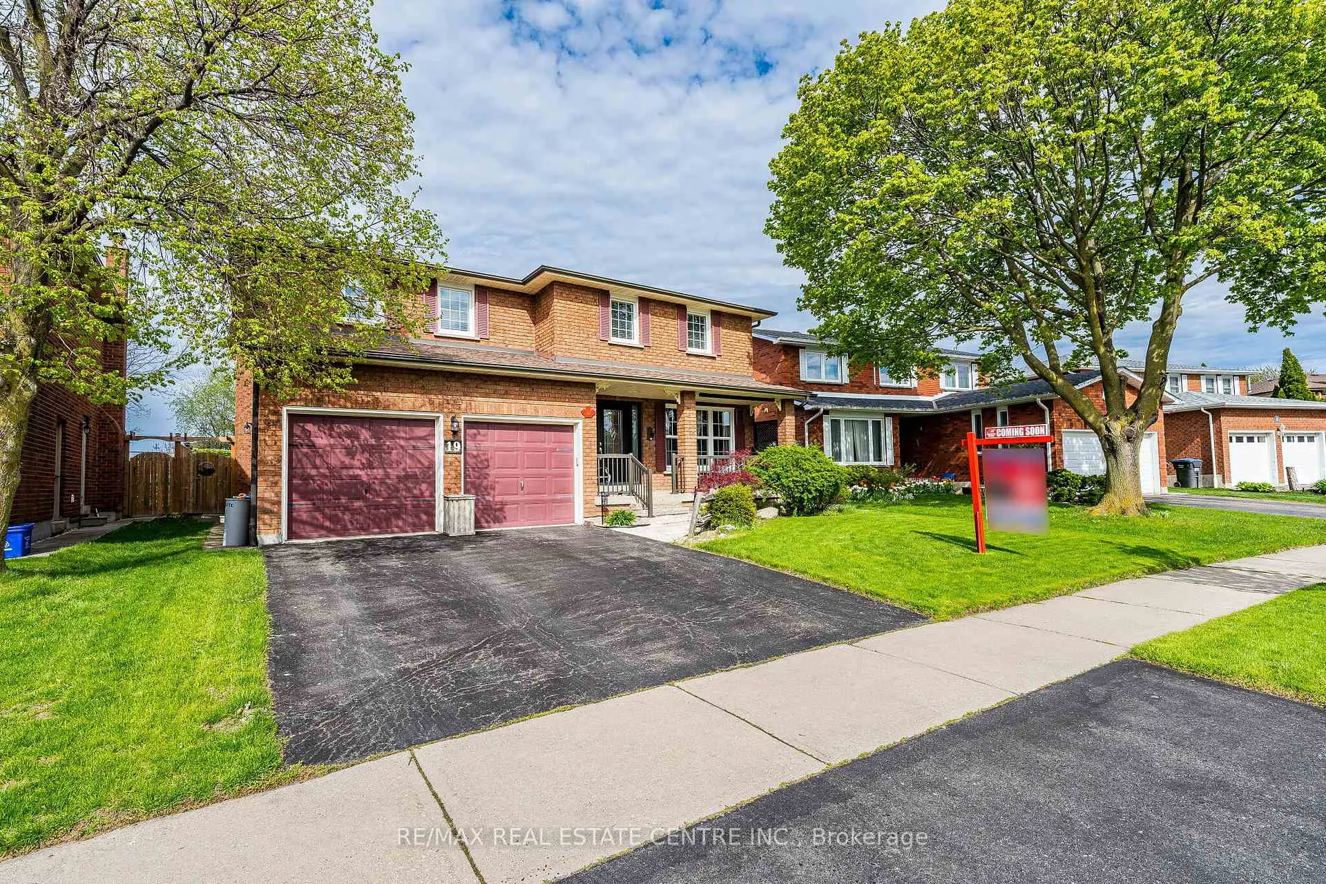 Photo 3 of 19 Mossbank Drive, Brampton, Fletcher's Creek South — HOMEH