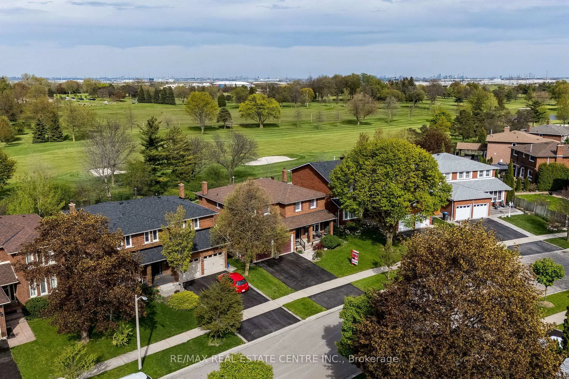 Photo 4 of 19 Mossbank Drive, Brampton, Fletcher's Creek South — HOMEH