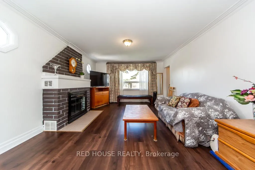 Photo 6 of 40 North Woodrow Boulevard, Scarborough, Clairlea-Birchmount — HOMEH