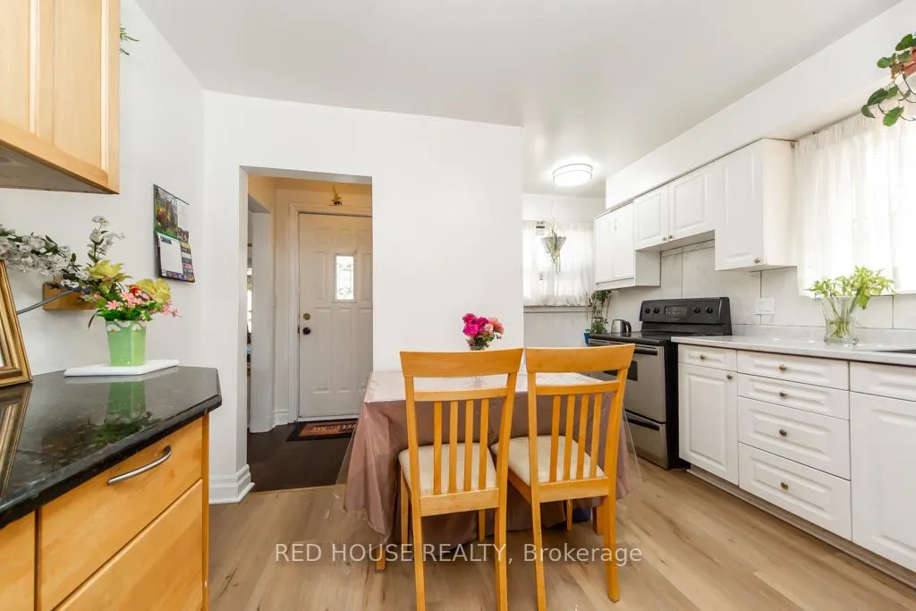 Photo 3 of 40 North Woodrow Boulevard, Scarborough, Clairlea-Birchmount — HOMEH