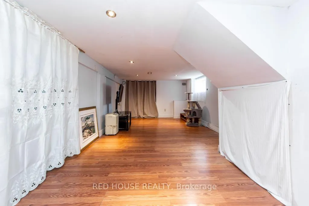 Photo 19 of 40 North Woodrow Boulevard, Scarborough, Clairlea-Birchmount — HOMEH