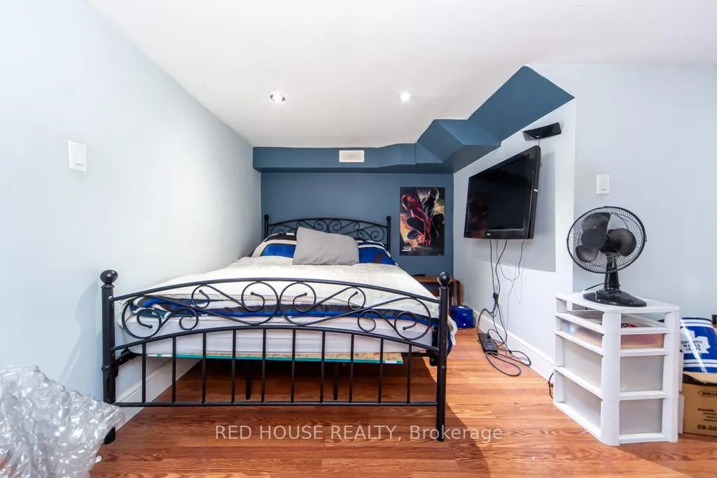 Photo 22 of 40 North Woodrow Boulevard, Scarborough, Clairlea-Birchmount — HOMEH