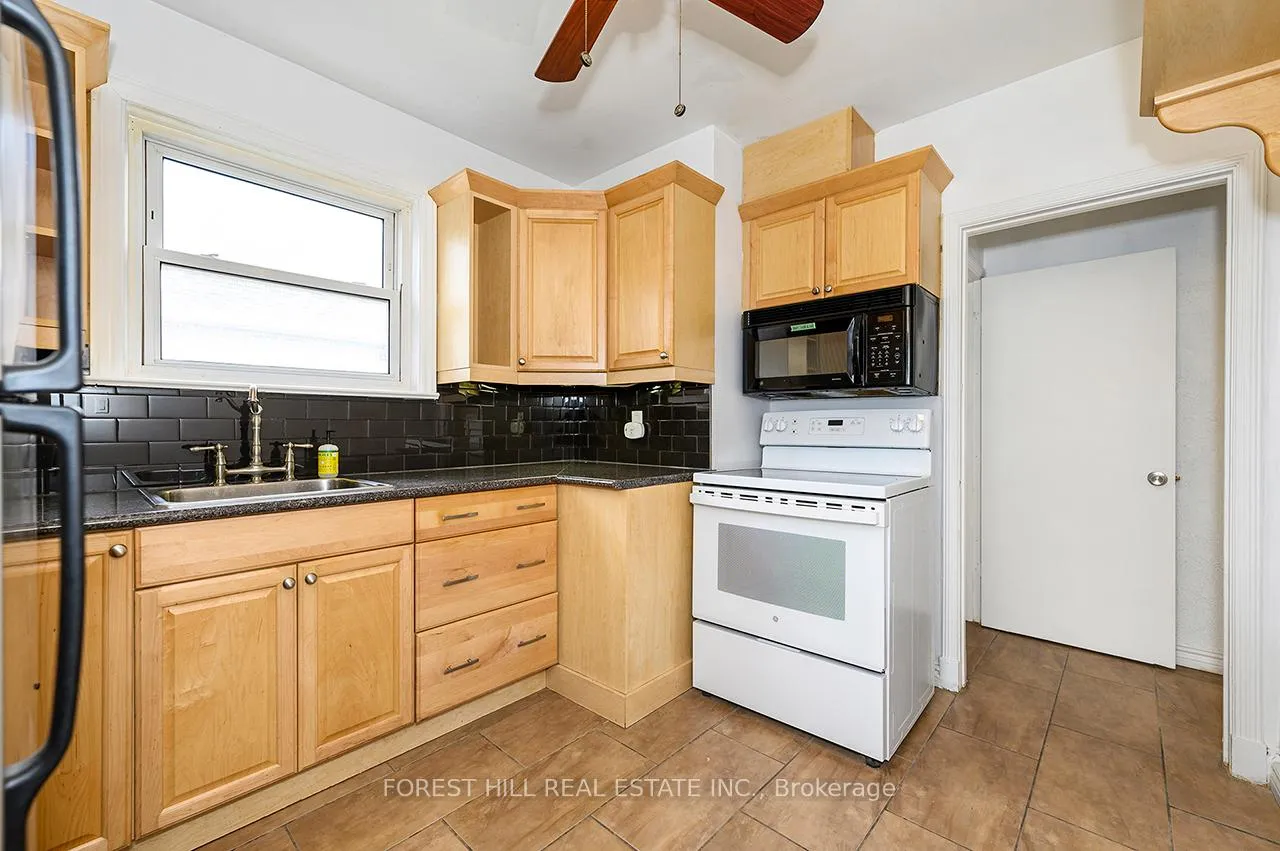 Photo 3 of 667 Pharmacy Avenue, Scarborough, Clairlea-Birchmount — HOMEH