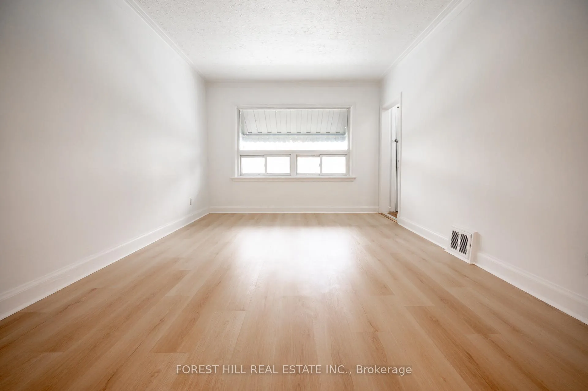 Photo 6 of 667 Pharmacy Avenue, Scarborough, Clairlea-Birchmount — HOMEH
