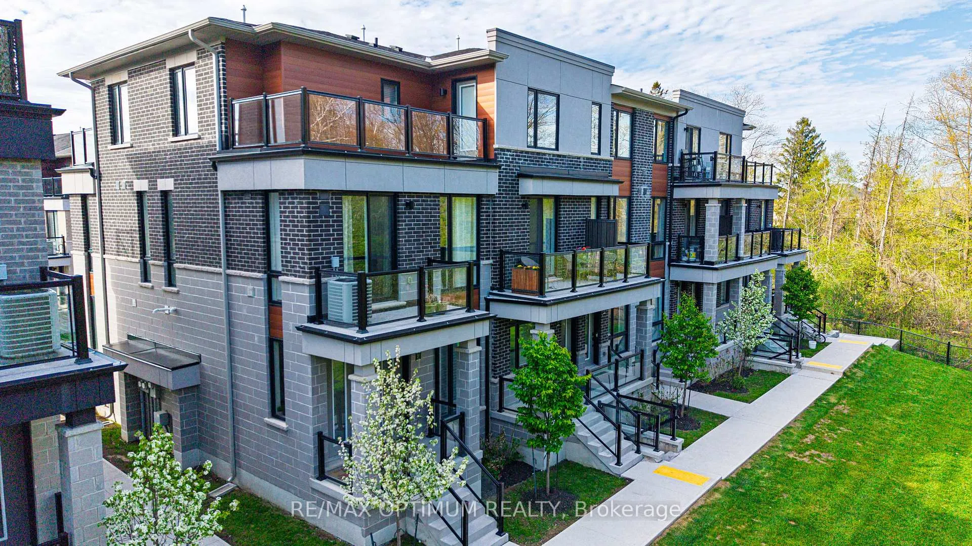 Front of Unit 32, 50 Knotsberry Circle