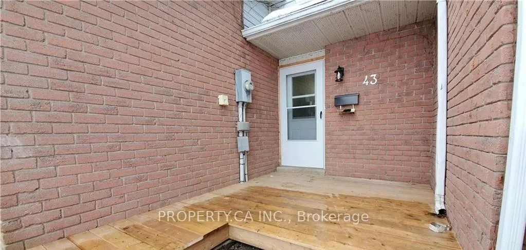 Photo 3 of 43 Barrett Crescent, Barrie, Letitia Heights — HOMEH