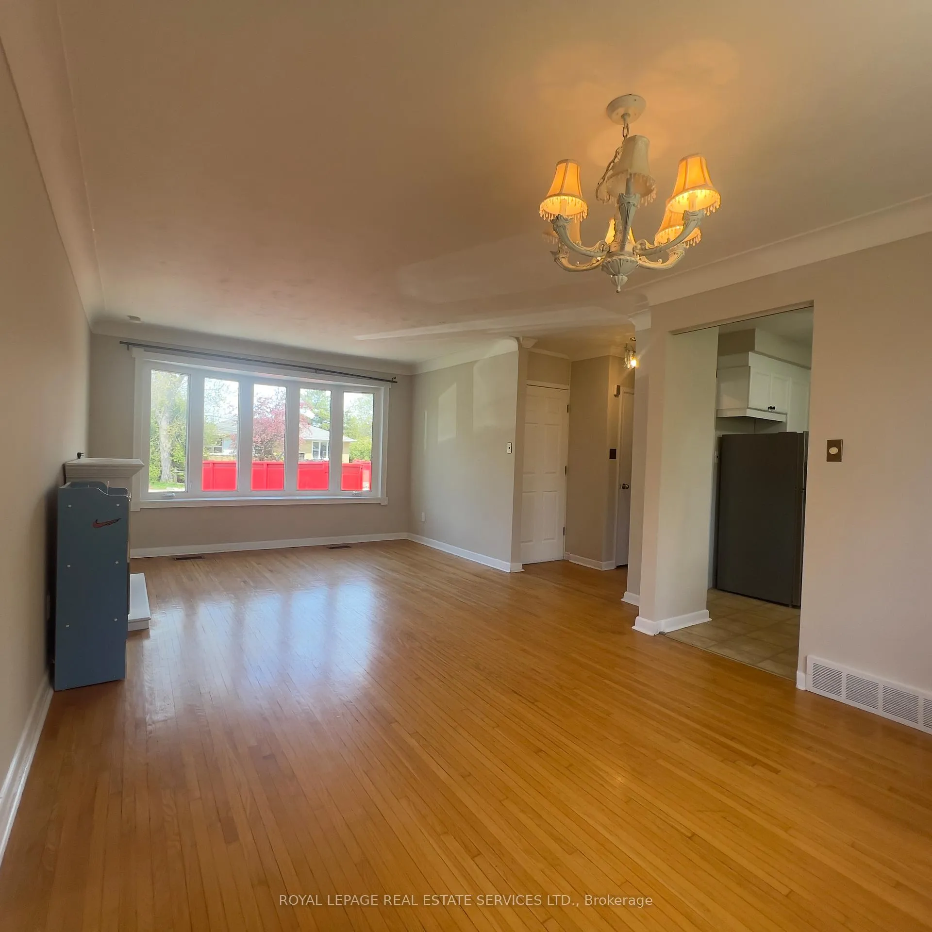 Front of 606 Pinegrove Road S