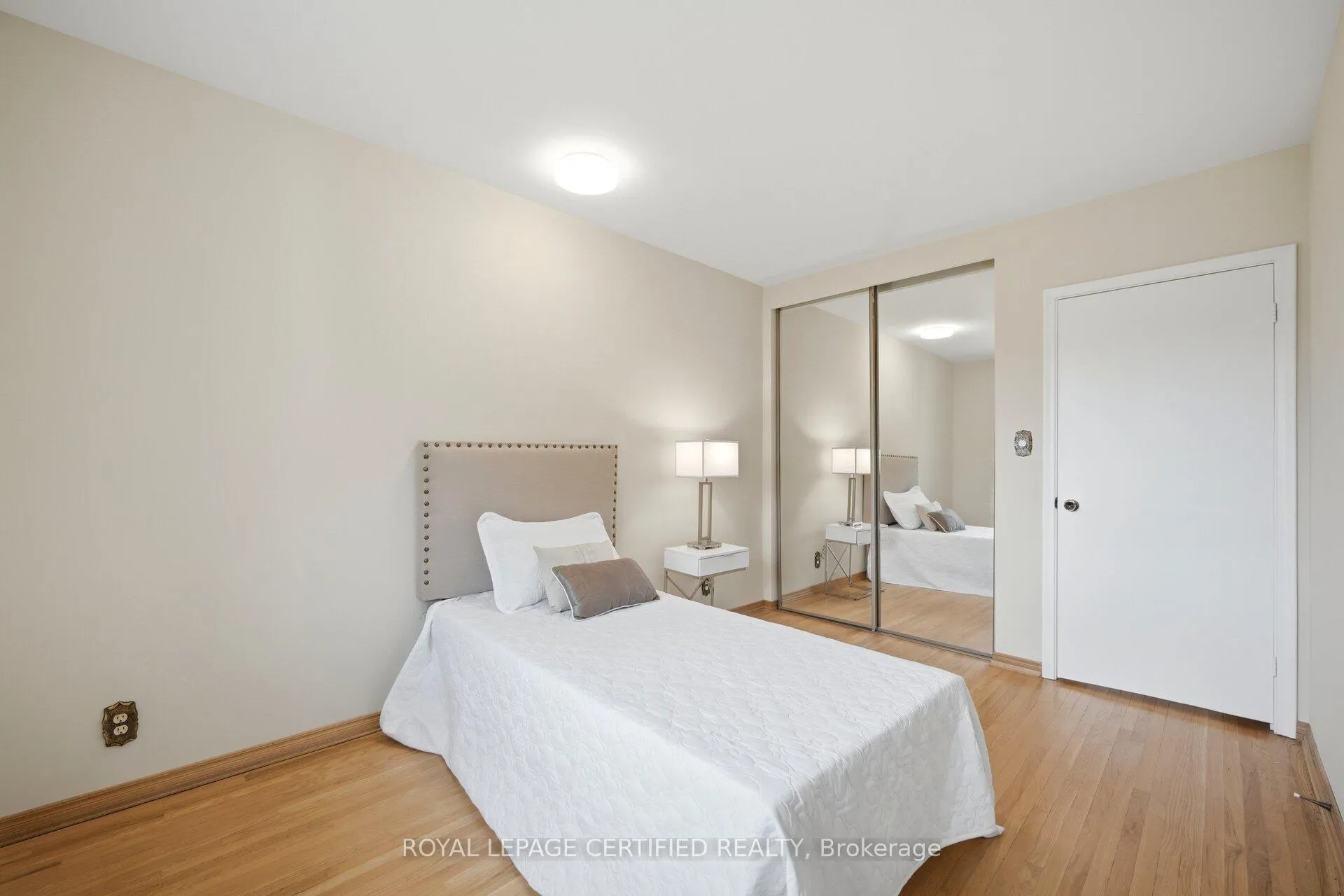 Photo 21 of 34 Warbeck Place, Etobicoke, Kingsview Village-The Westway — HOMEH