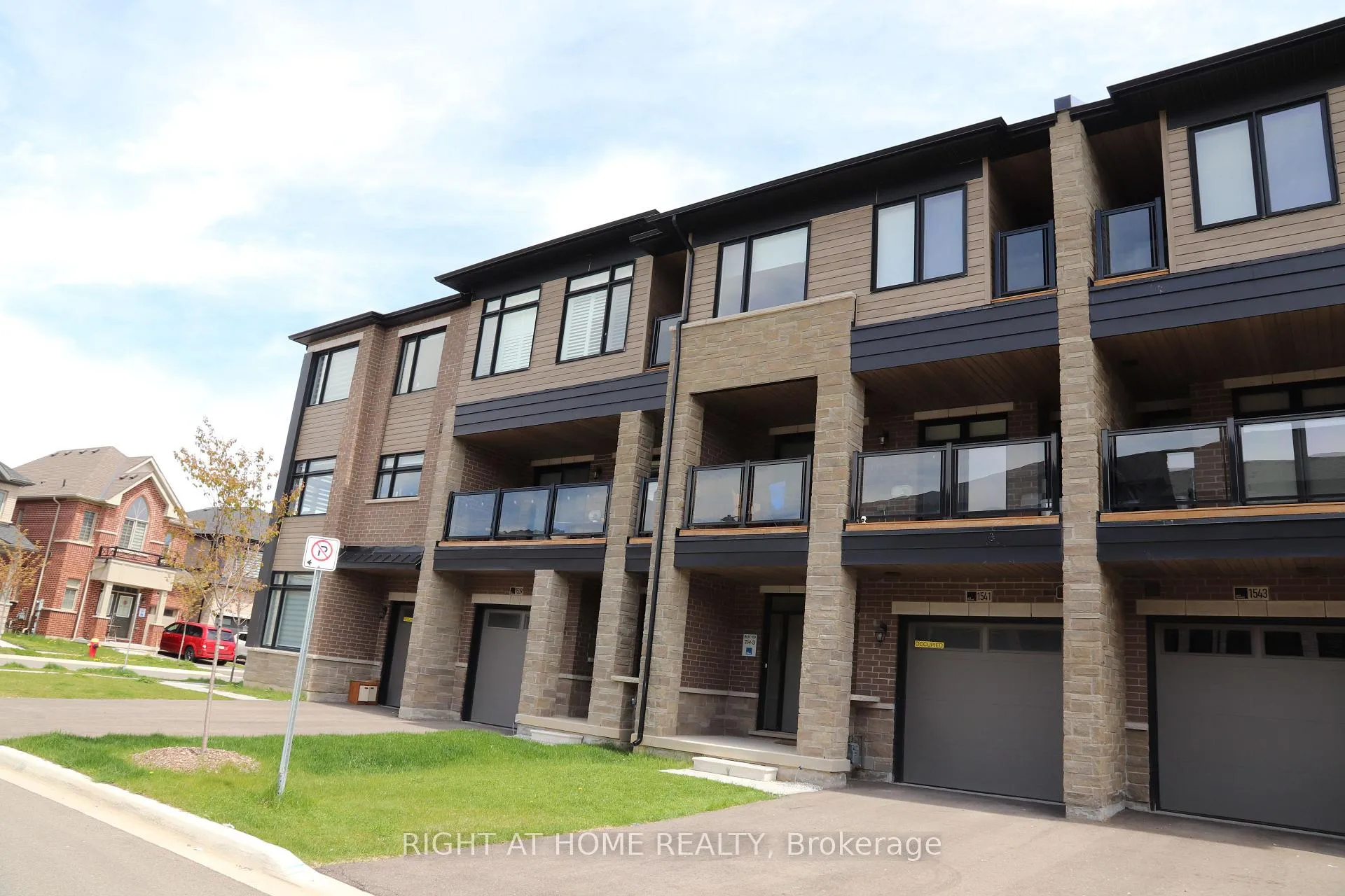 Photo 2 of 1541 Hilson Heights, Milton, Cobban — HOMEH