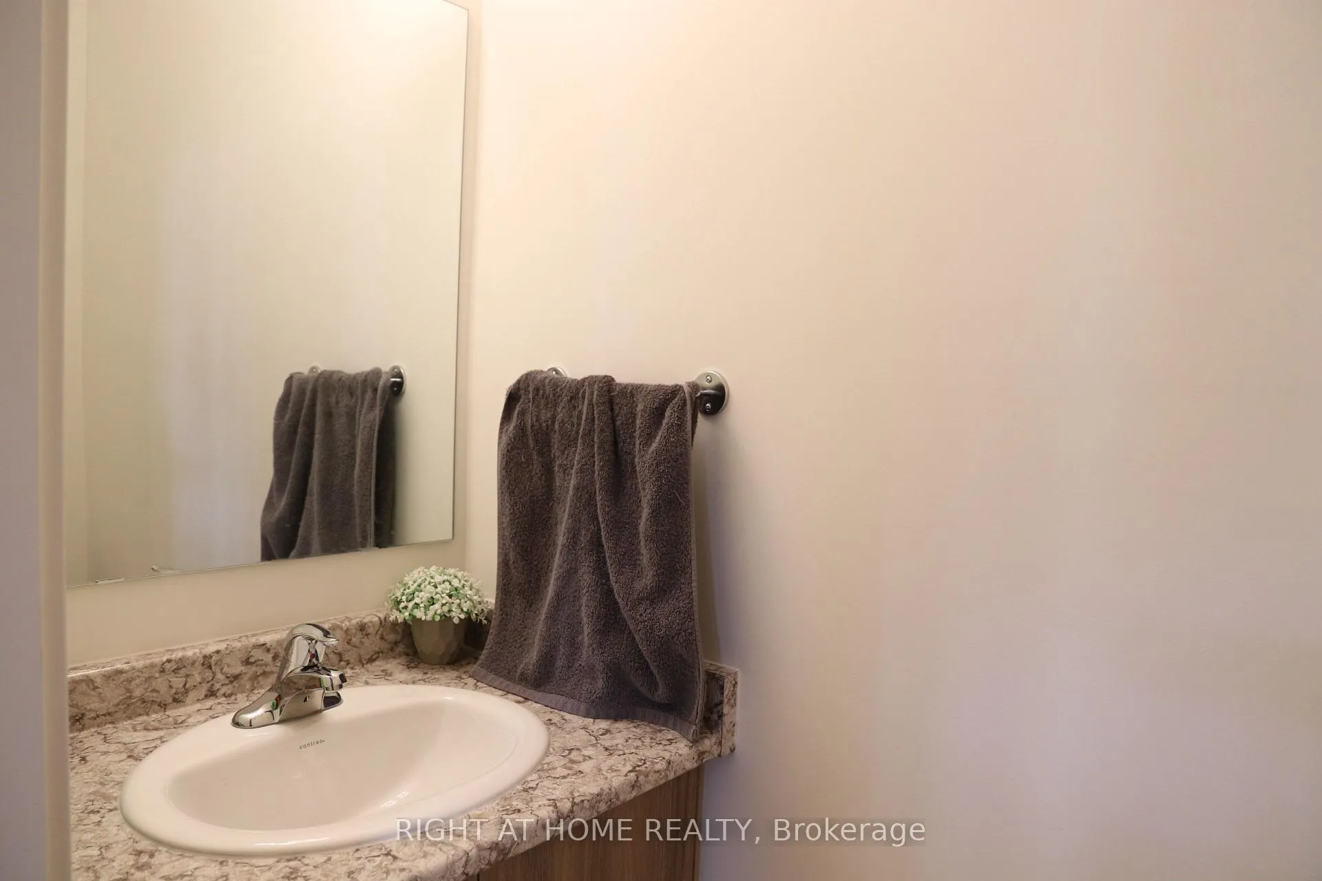 Photo 11 of 1541 Hilson Heights, Milton, Cobban — HOMEH