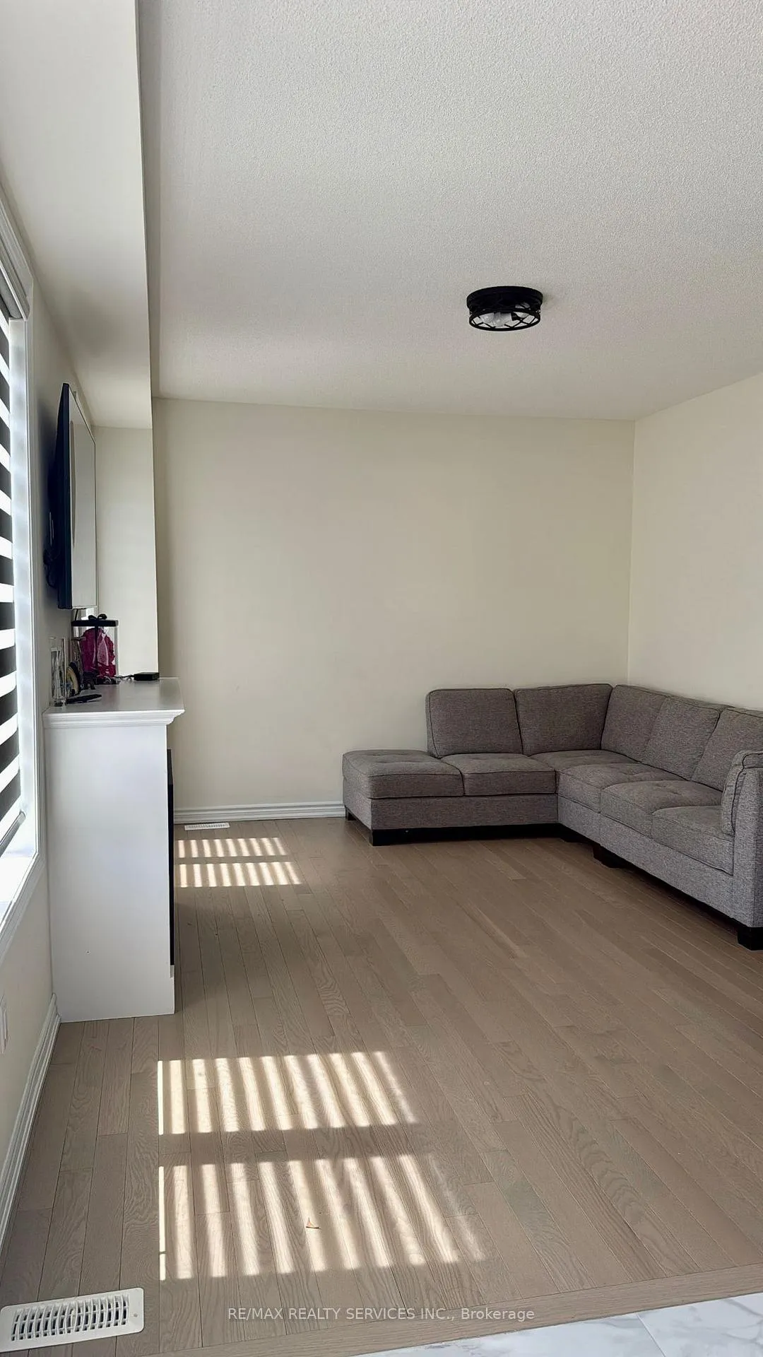 Photo 4 of 37 Bavenden Crescent, Brampton, Credit Valley — HOMEH