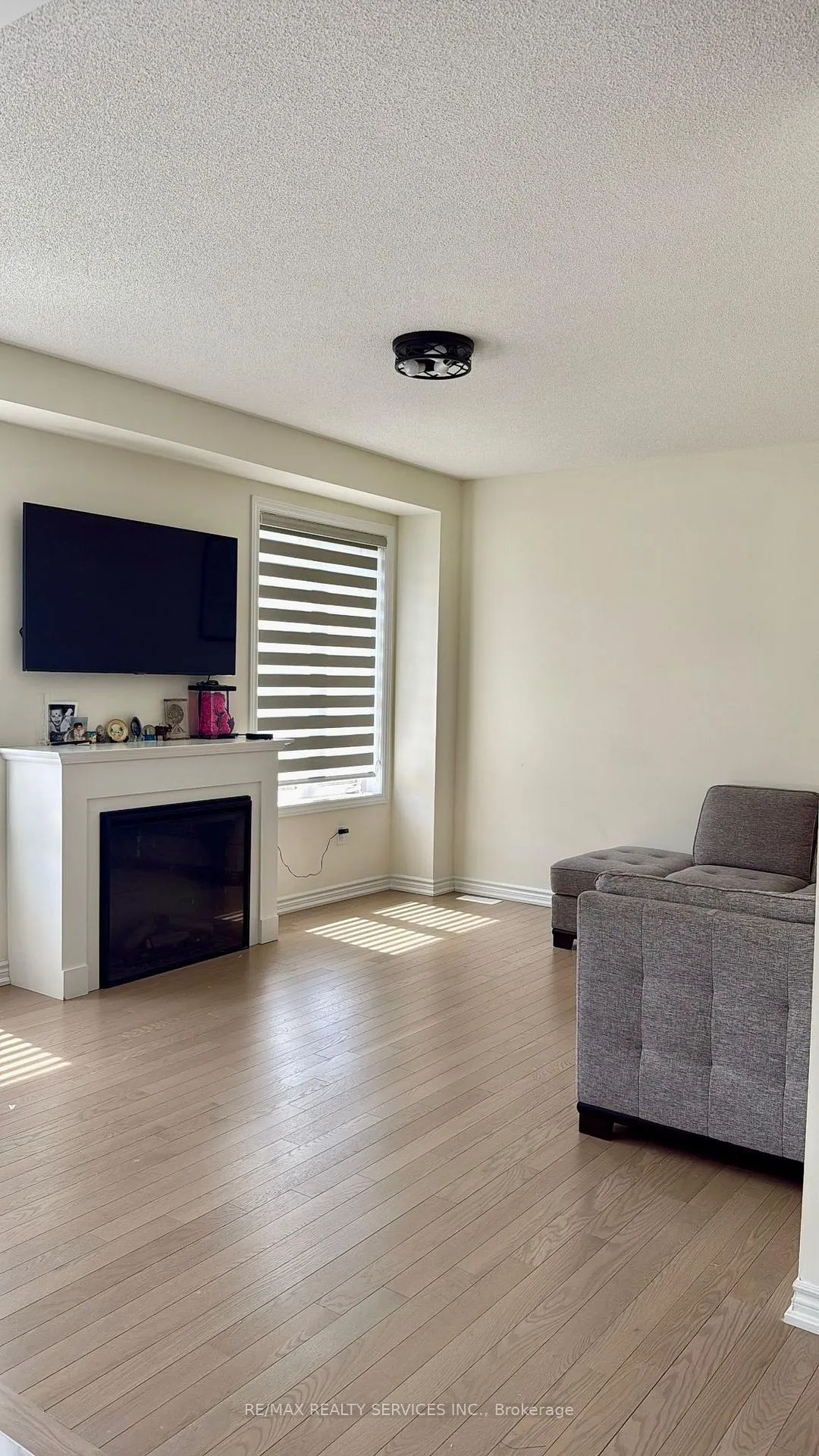 Photo 5 of 37 Bavenden Crescent, Brampton, Credit Valley — HOMEH