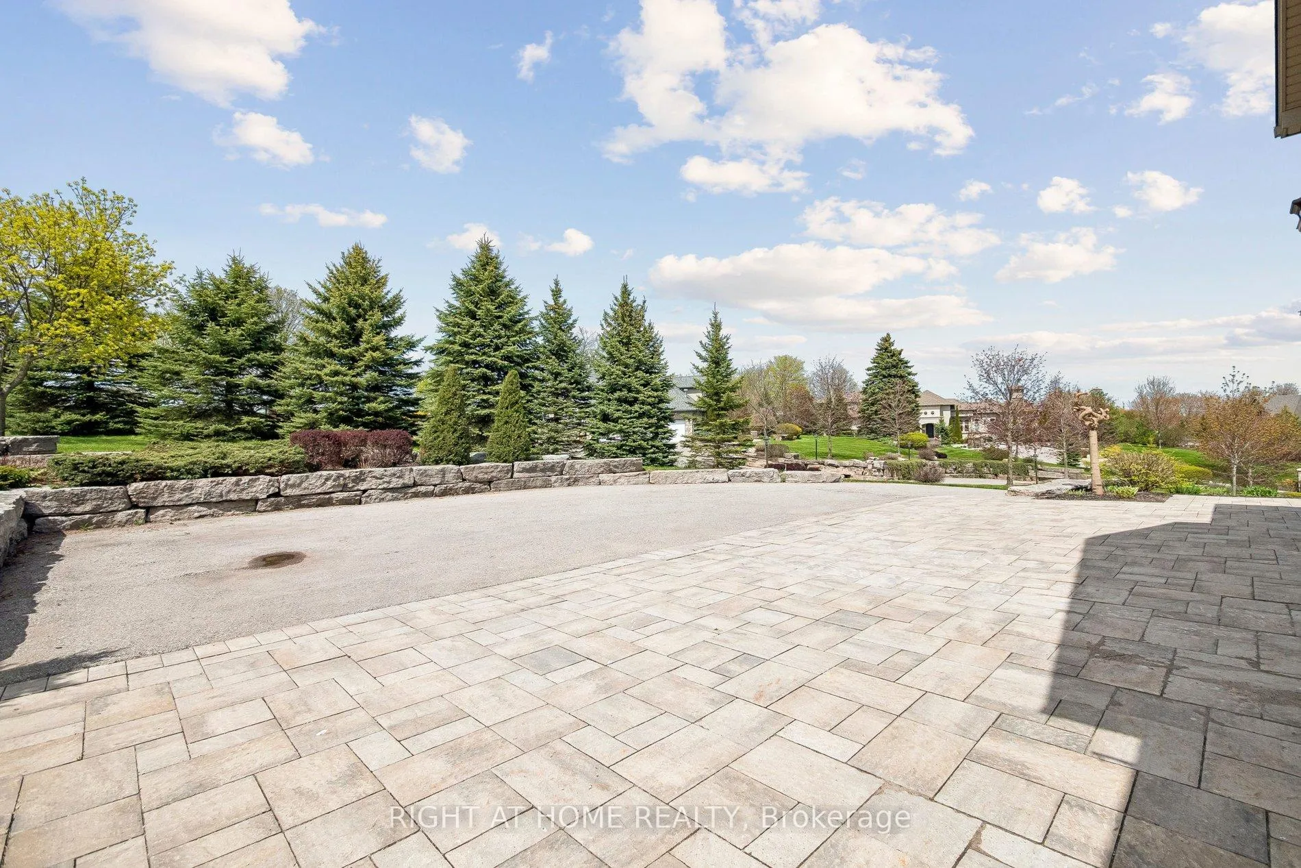 Photo 4 of 18 Bice Court, Clarington, Rural Clarington — HOMEH