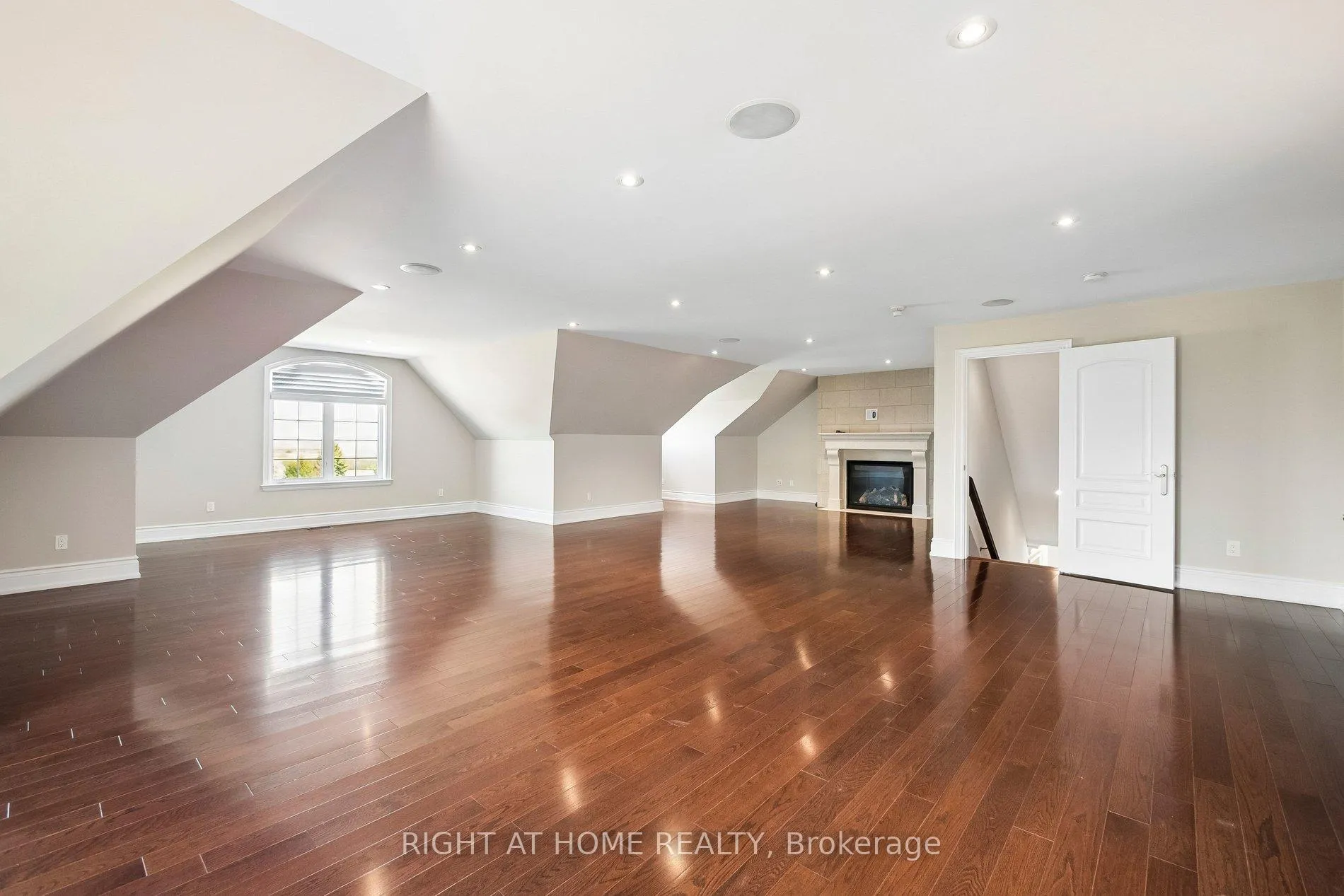 Photo 26 of 18 Bice Court, Clarington, Rural Clarington — HOMEH