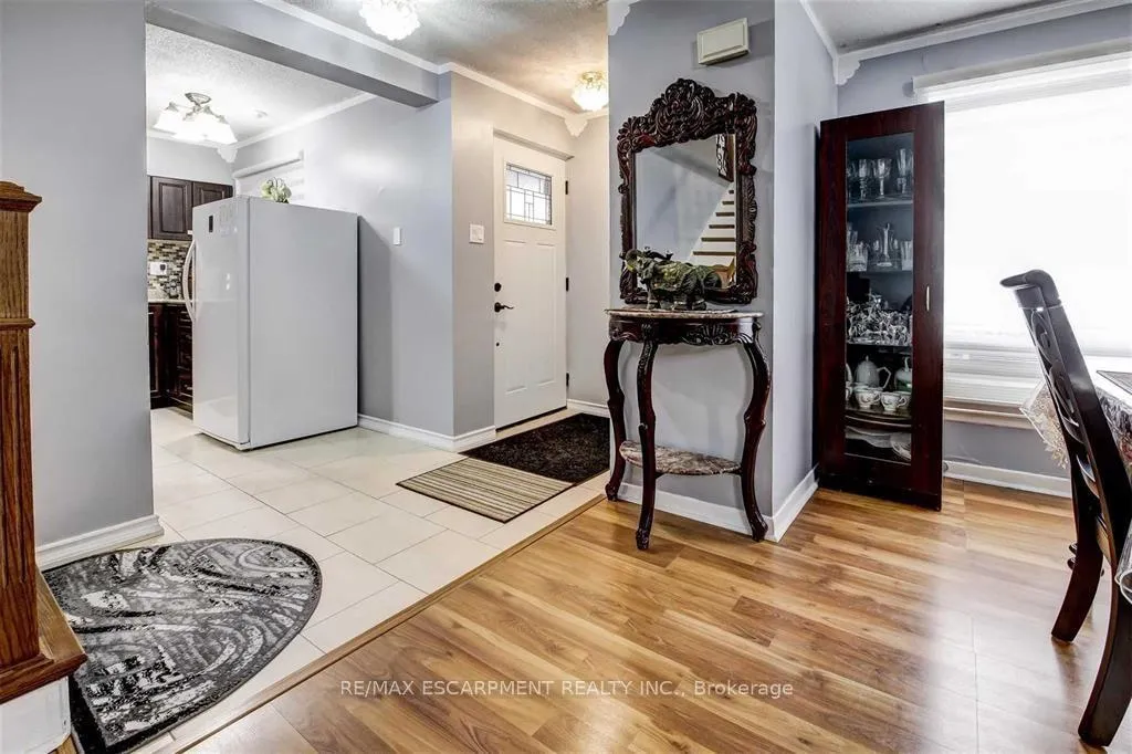 Photo 4 of Unit 7, 110 Ling Road, Scarborough, West Hill — HOMEH