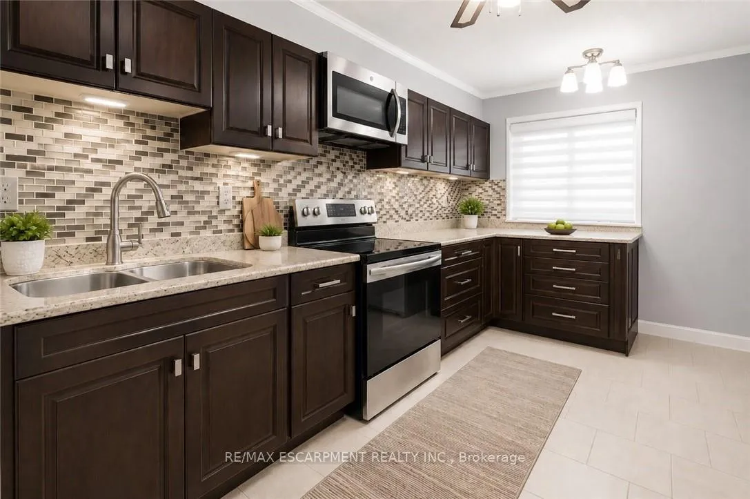 Photo 5 of Unit 7, 110 Ling Road, Scarborough, West Hill — HOMEH