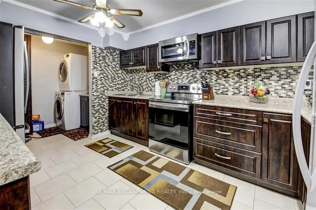 Photo 6 of Unit 7, 110 Ling Road, Scarborough, West Hill — HOMEH