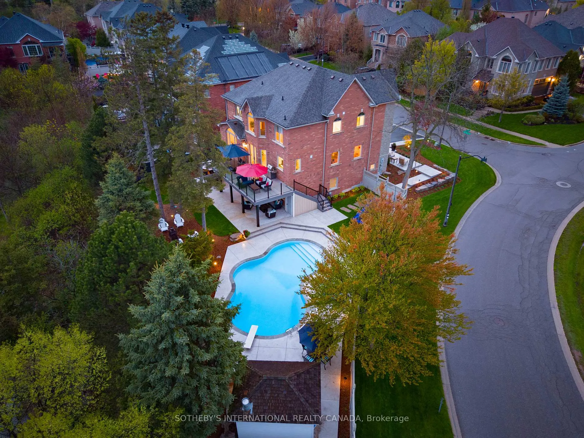Photo 2 of 2432 Upper Valley Crescent, Oakville, River Oaks — HOMEH