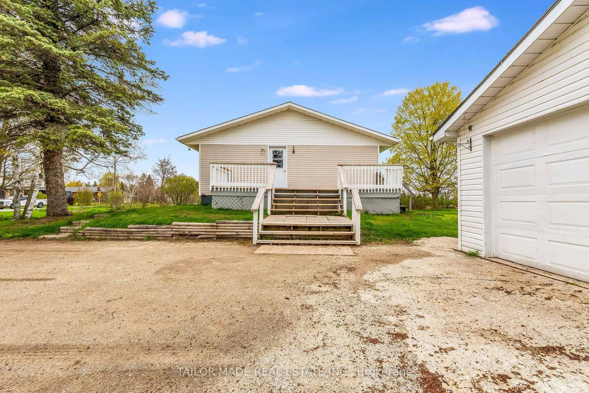 Photo 8 of 61 George Street, Clearview, Creemore — HOMEH