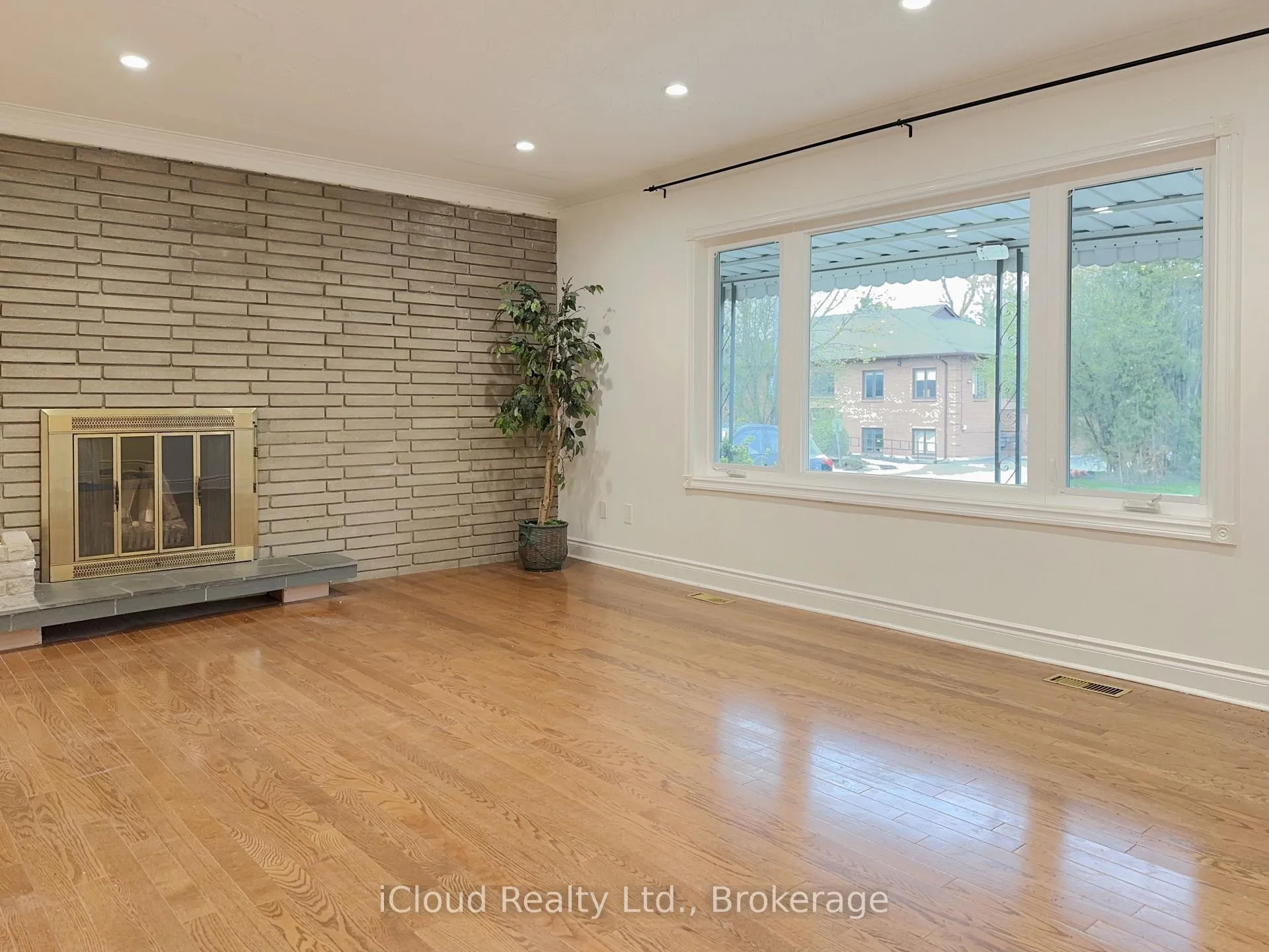 Photo 2 of 4 Longbridge Road, Vaughan, Uplands — HOMEH