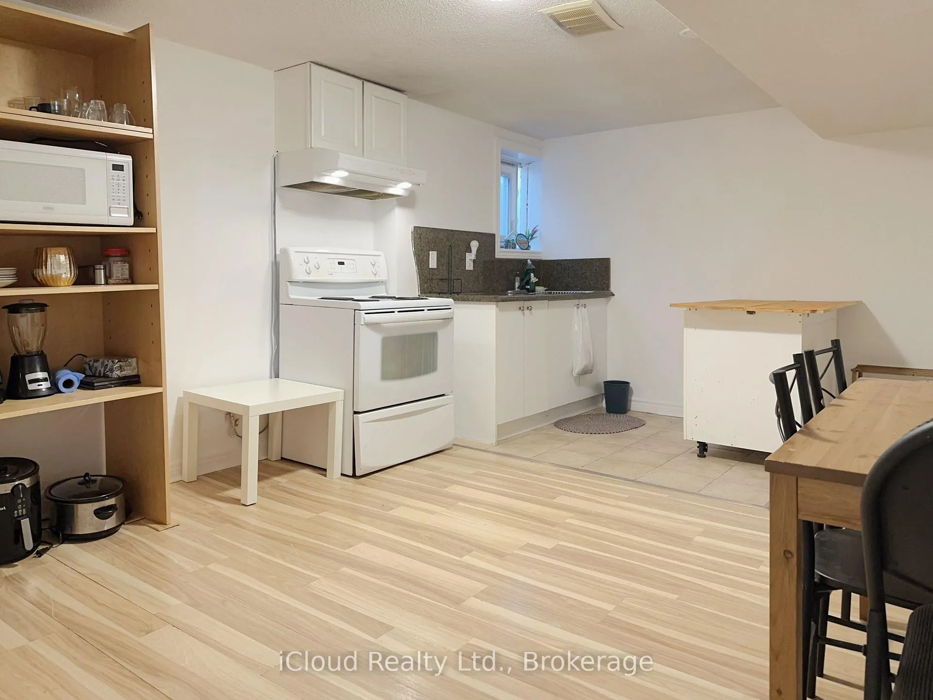 Photo 10 of 4 Longbridge Road, Vaughan, Uplands — HOMEH