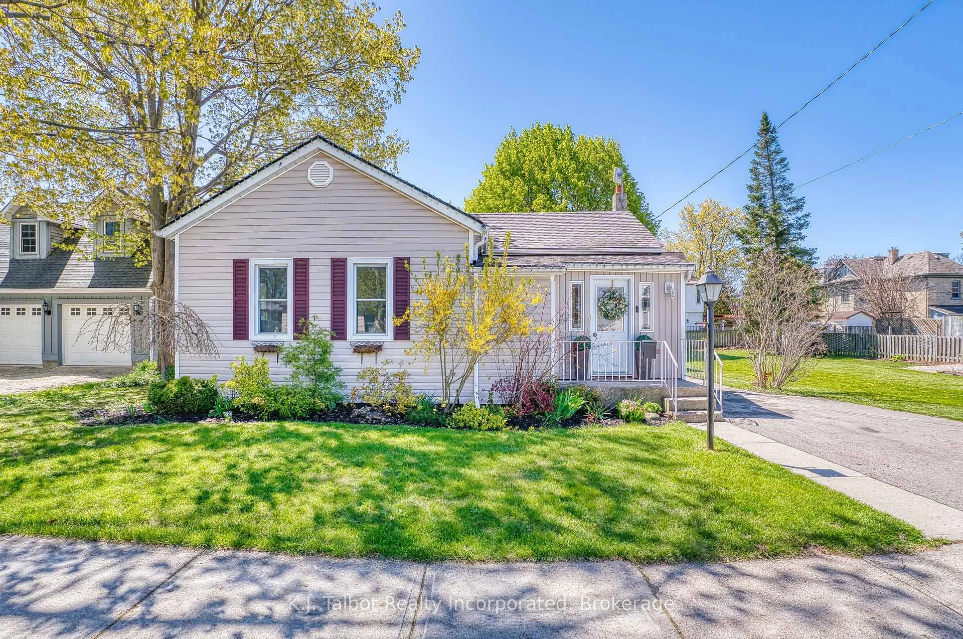 Photo 2 of 112 Anglesea Street, Goderich, Goderich (Town) — HOMEH