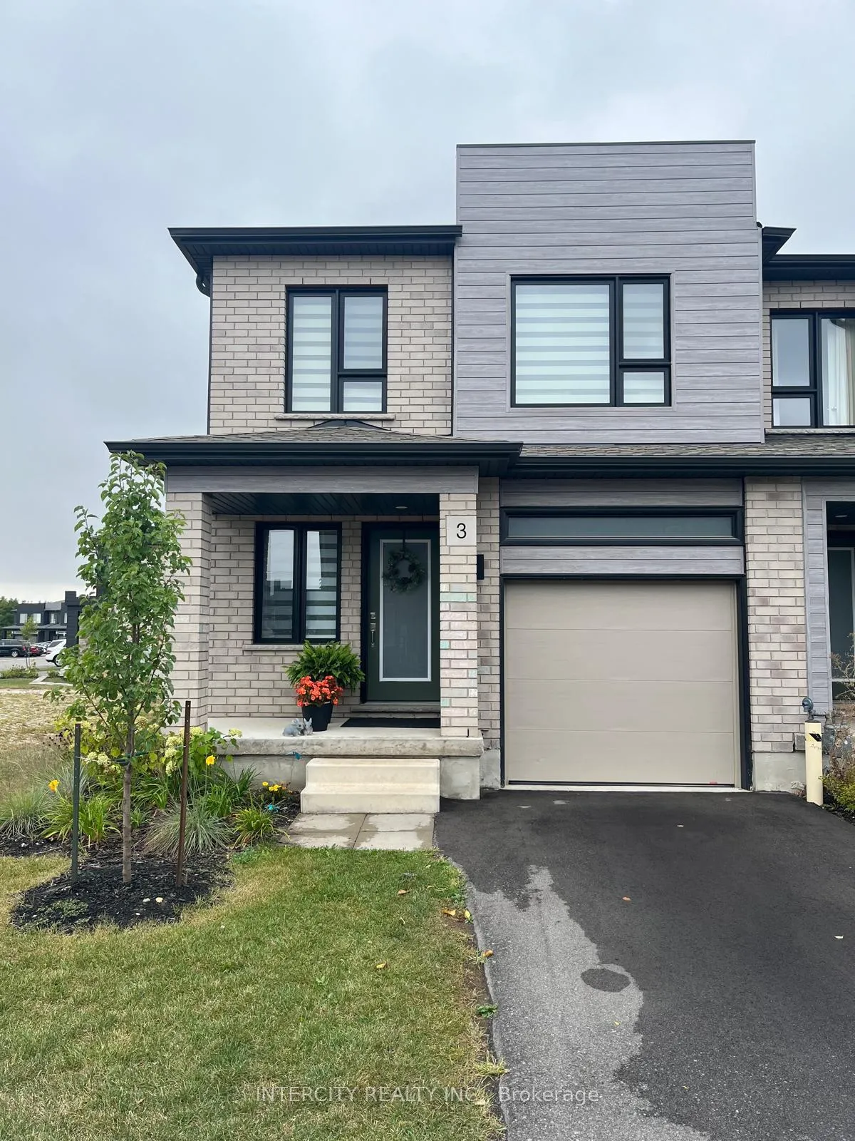 Photo 1 of 3 Roper Place, Kitchener — HOMEH