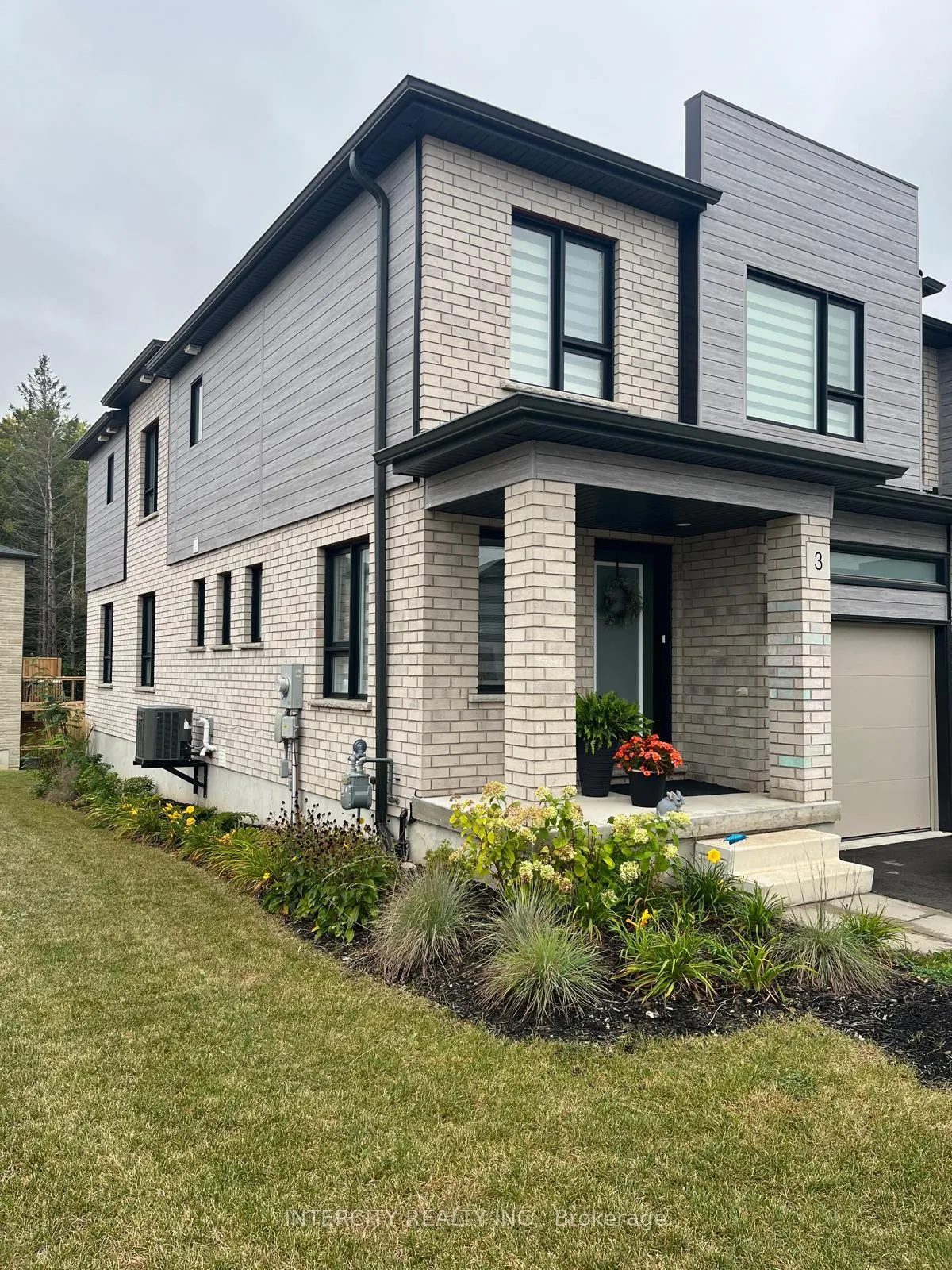 Photo 2 of 3 Roper Place, Kitchener — HOMEH