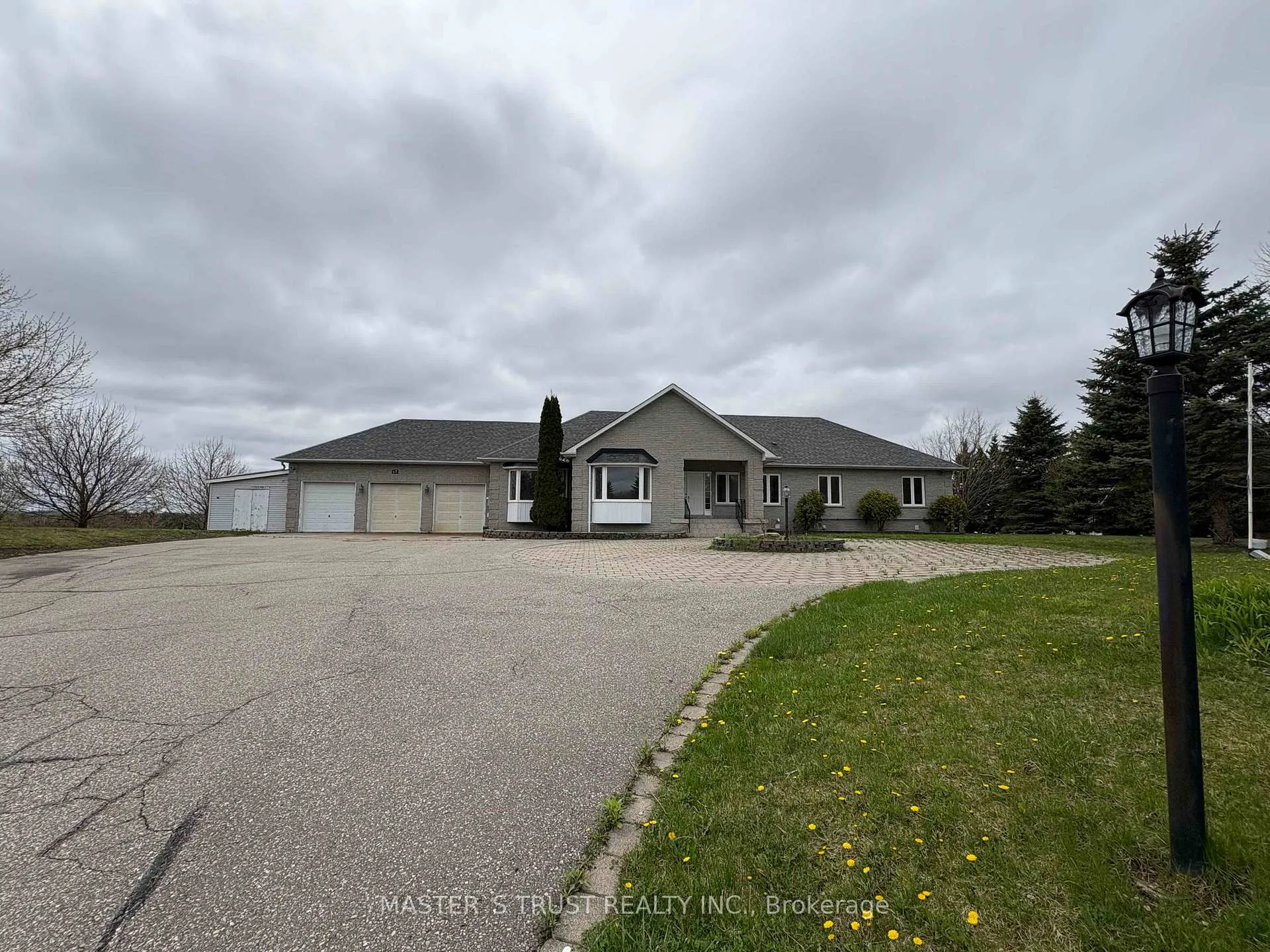 Photo 1 of 17 Ing Court, Aurora, Bayview Southeast — HOMEH