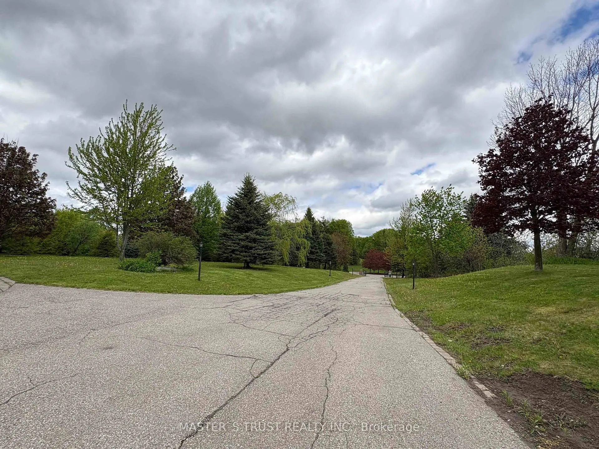 Photo 3 of 17 Ing Court, Aurora, Bayview Southeast — HOMEH
