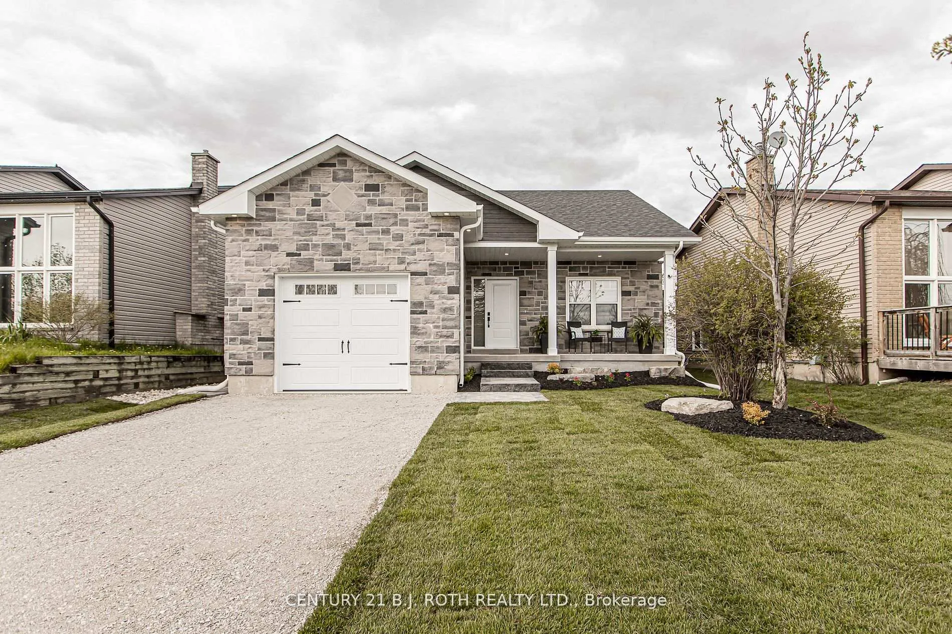 Photo 1 of Unit UPPER UNIT, 56 Hickling Trail, Barrie, Grove East — HOMEH