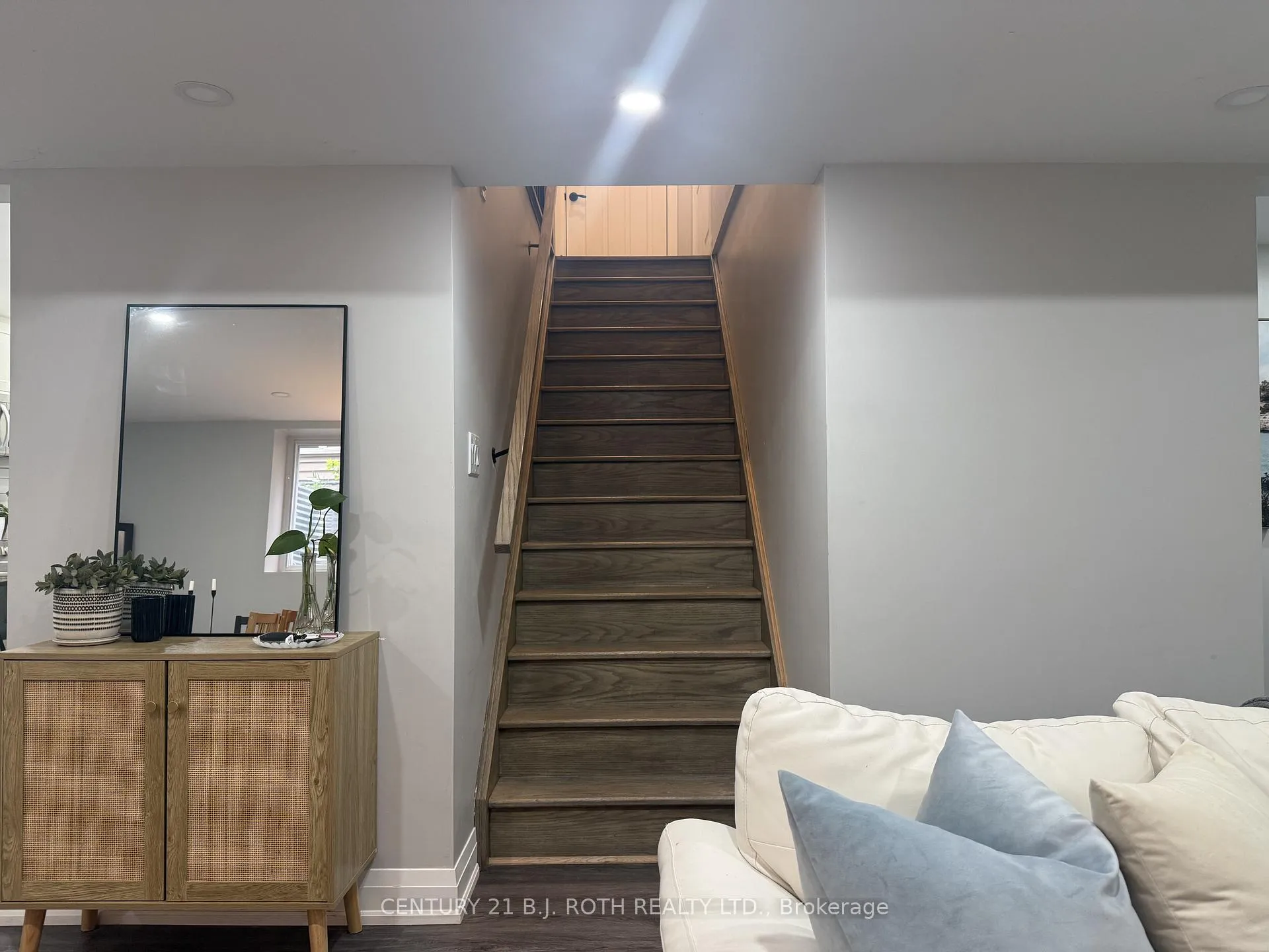 Photo 2 of Unit UPPER UNIT, 56 Hickling Trail, Barrie, Grove East — HOMEH