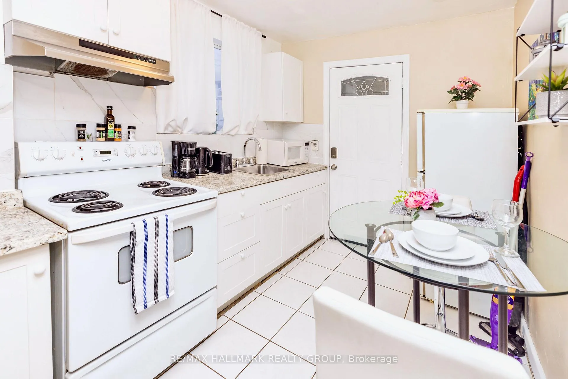 Photo 5 of Unit 4, 456 Bronson Avenue, Ottawa, West Centre Town — HOMEH