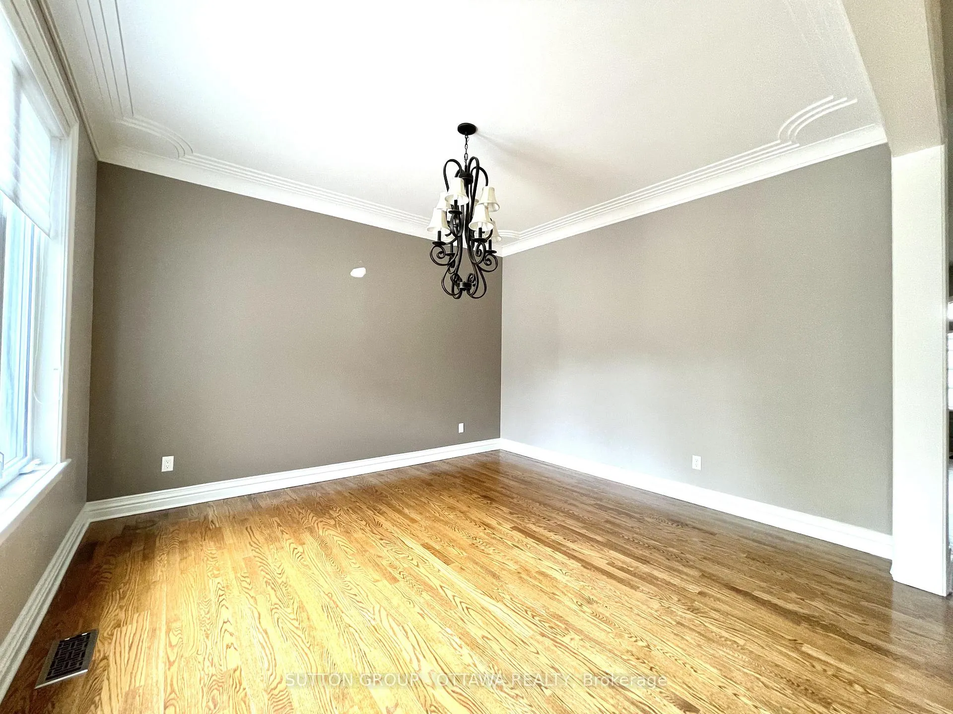 Photo 9 of 1520 Arnhem Street, Ottawa, Carleton Heights — HOMEH
