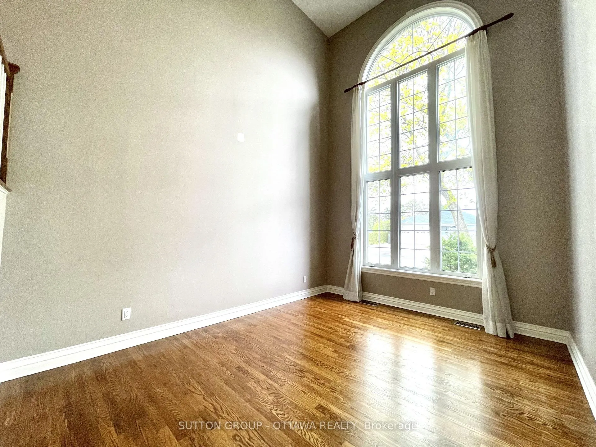 Photo 10 of 1520 Arnhem Street, Ottawa, Carleton Heights — HOMEH