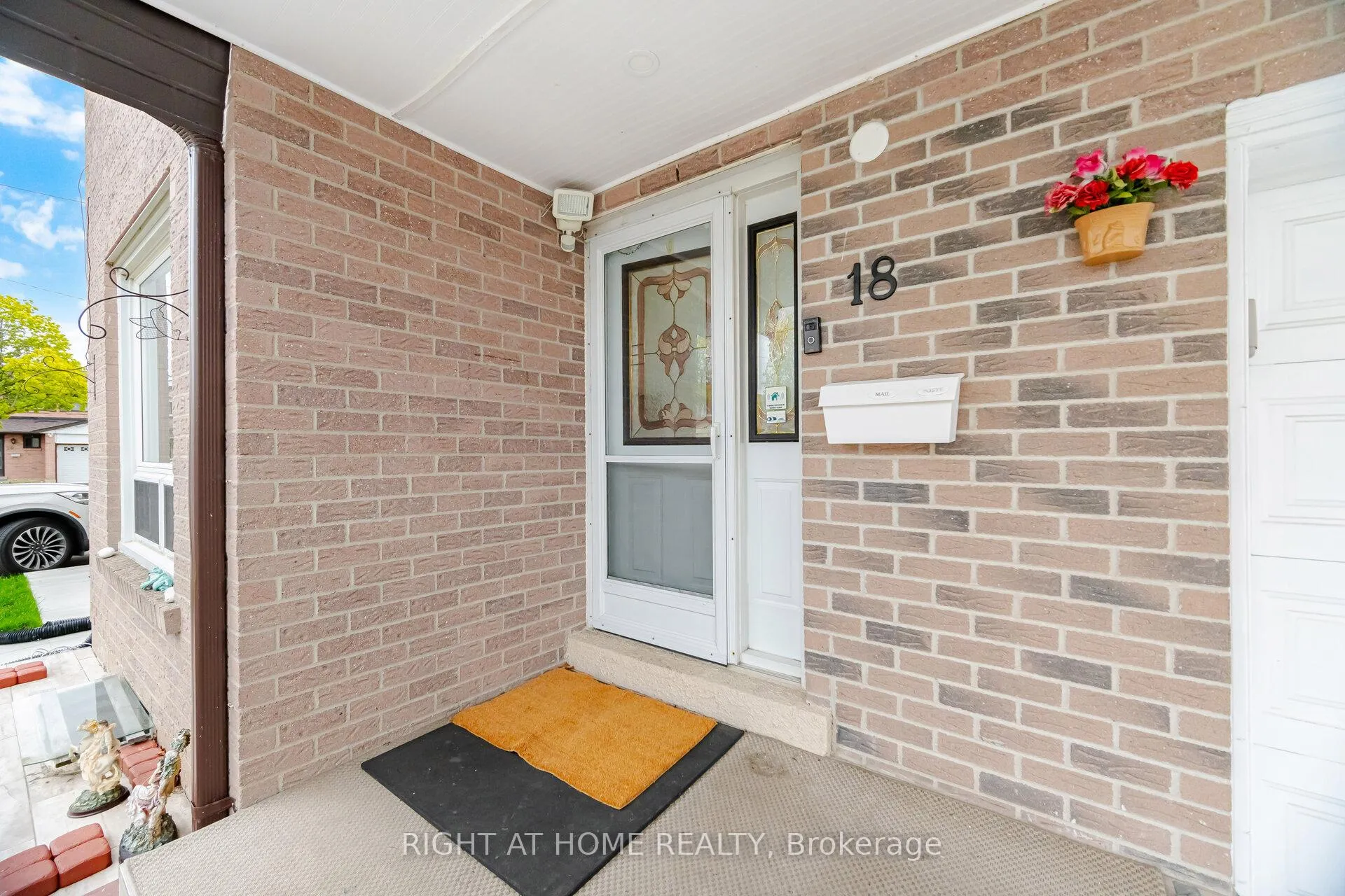 Photo 5 of 18 Mercedes Drive, Etobicoke, Mount Olive-Silverstone-Jamestown — HOMEH