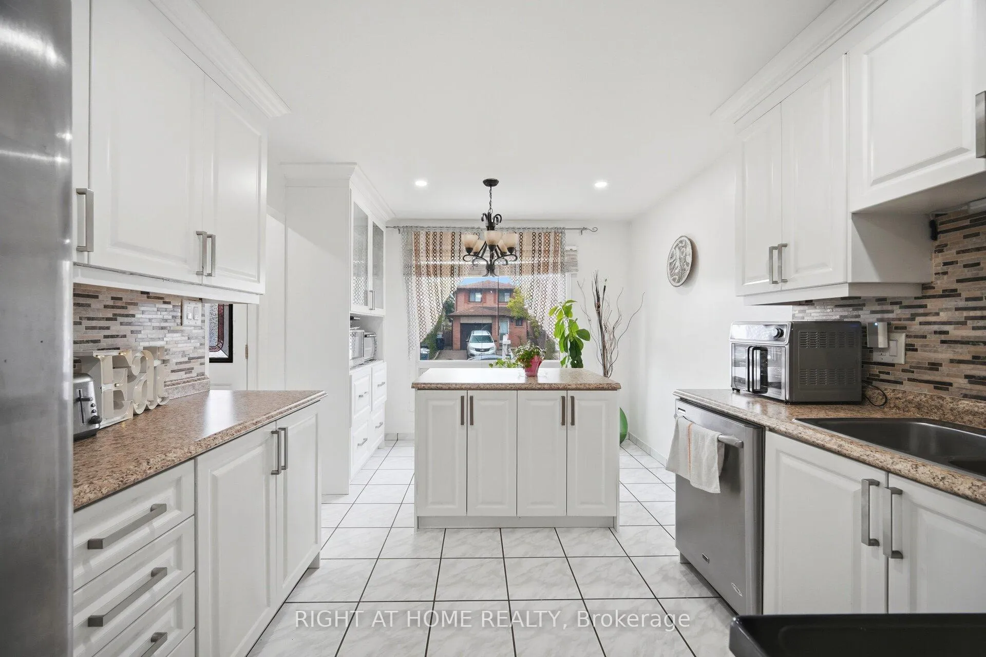 Photo 7 of 18 Mercedes Drive, Etobicoke, Mount Olive-Silverstone-Jamestown — HOMEH