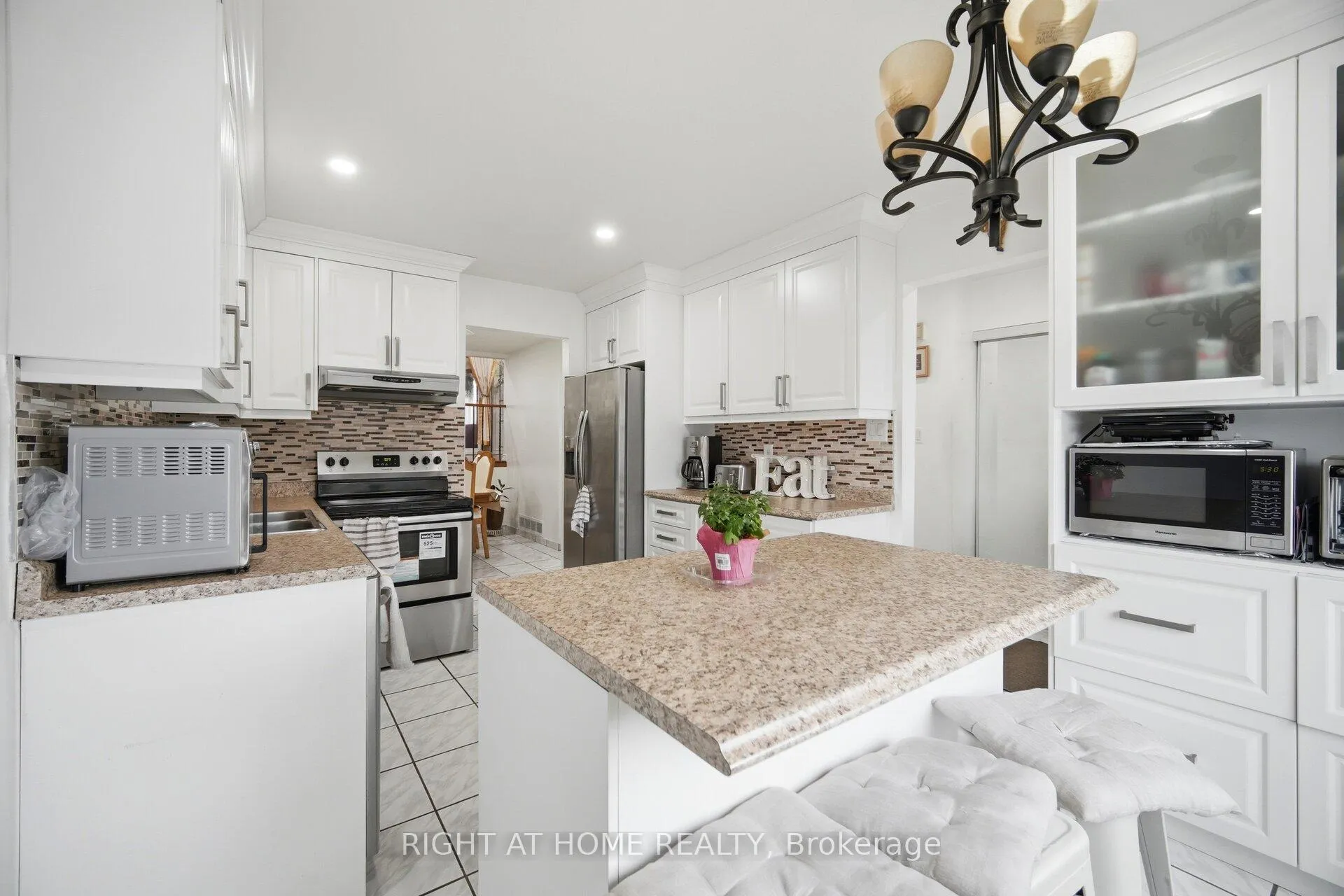 Photo 8 of 18 Mercedes Drive, Etobicoke, Mount Olive-Silverstone-Jamestown — HOMEH