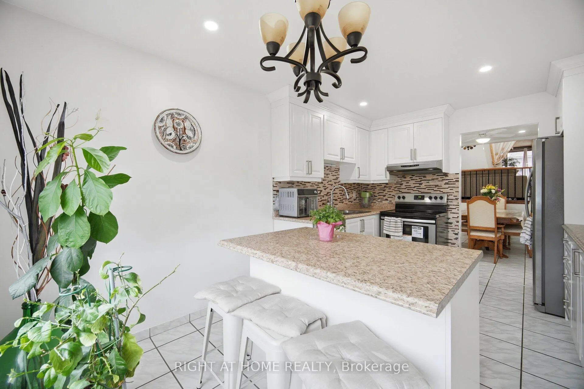 Photo 9 of 18 Mercedes Drive, Etobicoke, Mount Olive-Silverstone-Jamestown — HOMEH