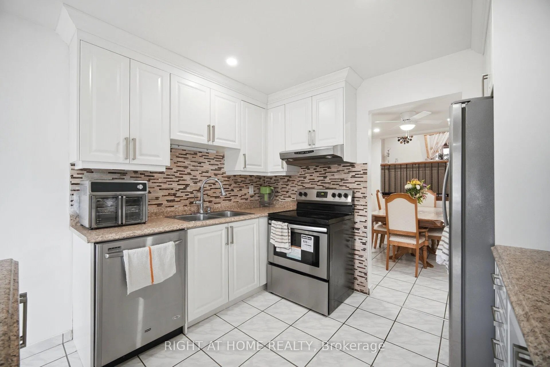 Photo 10 of 18 Mercedes Drive, Etobicoke, Mount Olive-Silverstone-Jamestown — HOMEH