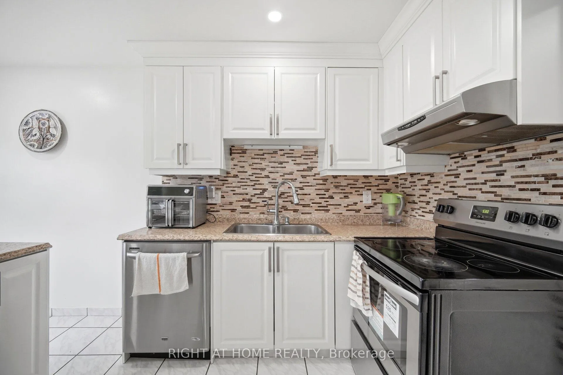 Photo 11 of 18 Mercedes Drive, Etobicoke, Mount Olive-Silverstone-Jamestown — HOMEH