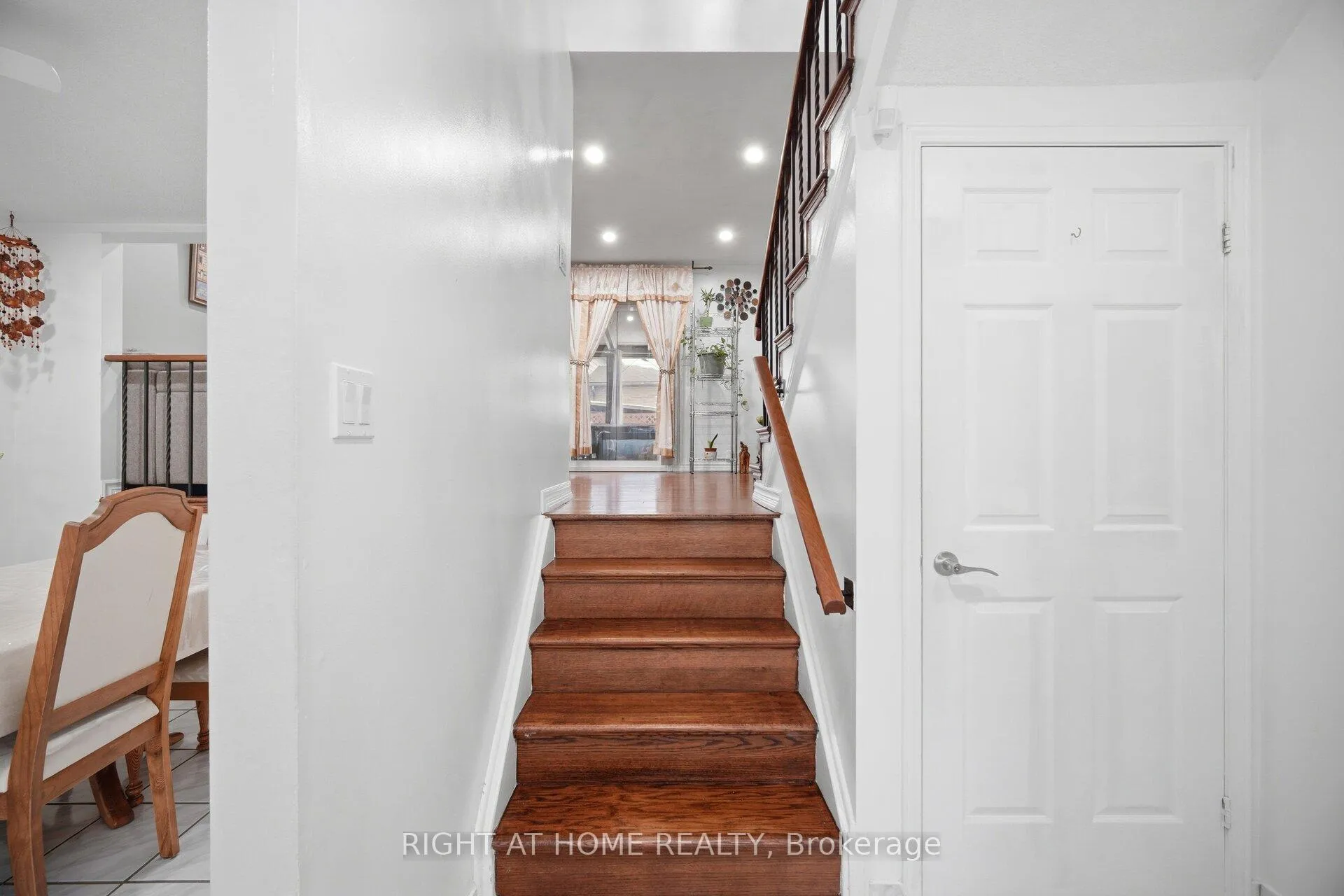 Photo 15 of 18 Mercedes Drive, Etobicoke, Mount Olive-Silverstone-Jamestown — HOMEH