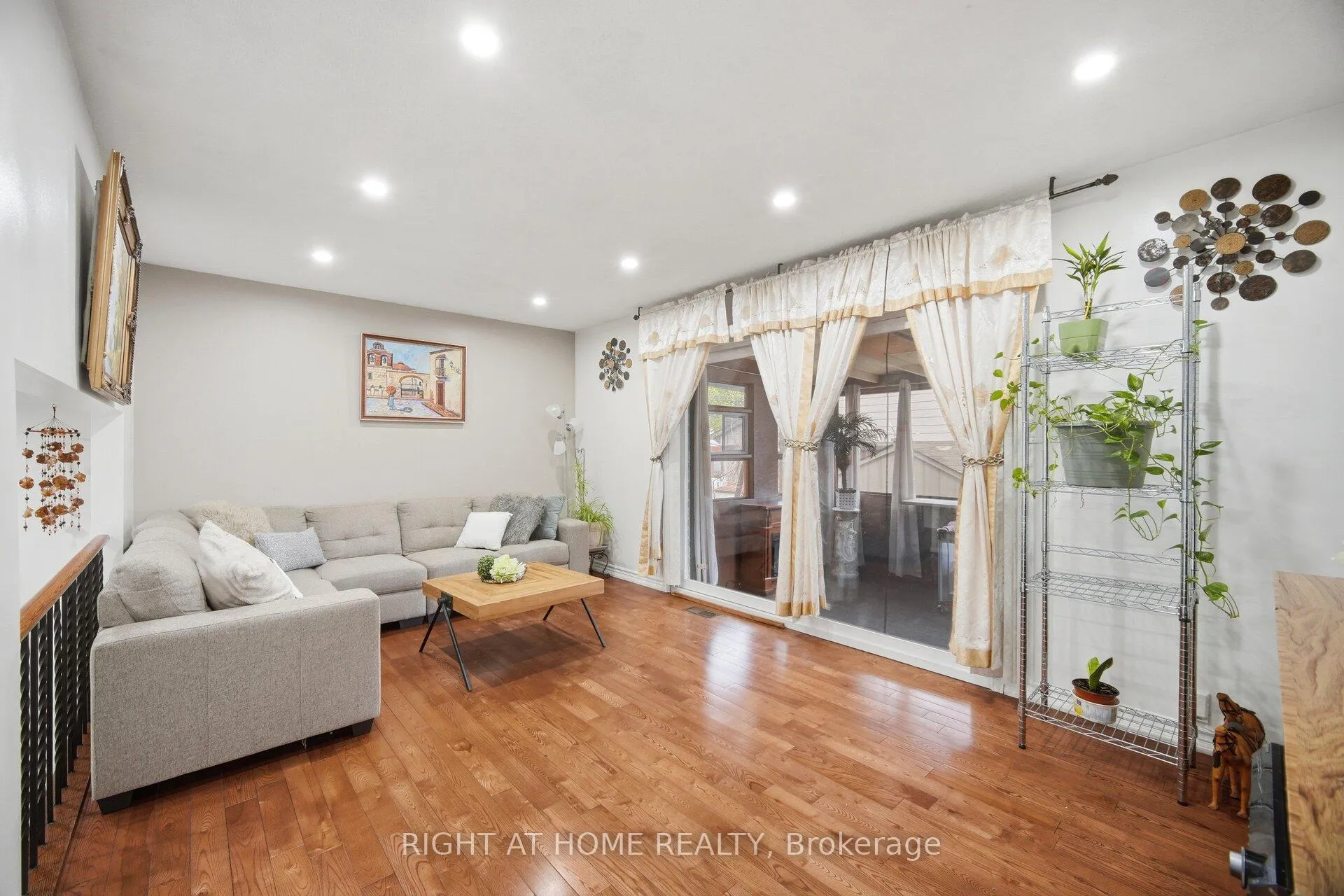 Photo 16 of 18 Mercedes Drive, Etobicoke, Mount Olive-Silverstone-Jamestown — HOMEH