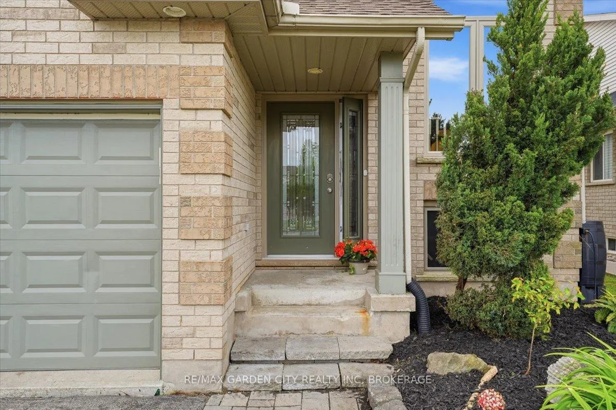 Photo 2 of 325 Winterberry Boulevard, Thorold, Confederation Heights — HOMEH