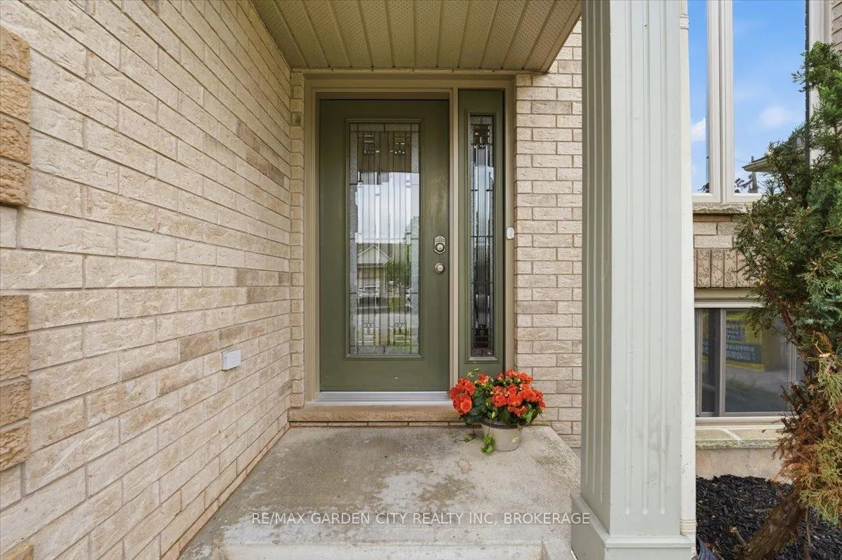 Photo 3 of 325 Winterberry Boulevard, Thorold, Confederation Heights — HOMEH