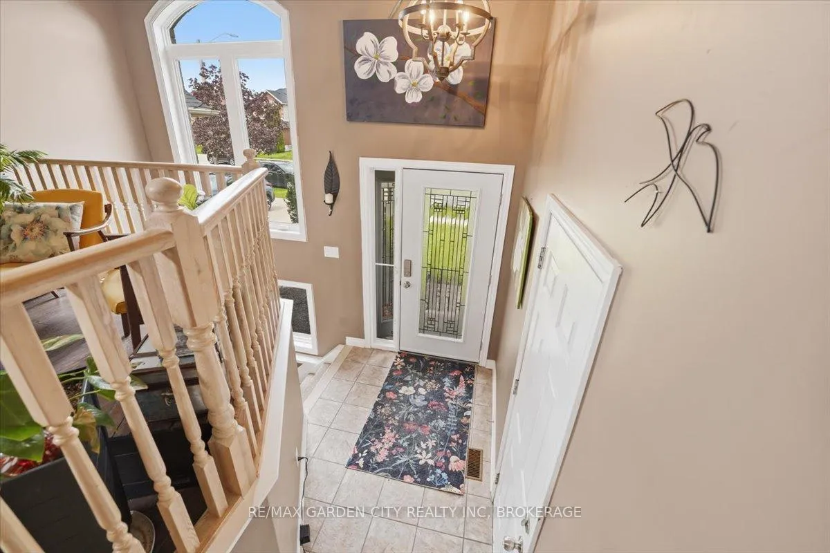 Photo 5 of 325 Winterberry Boulevard, Thorold, Confederation Heights — HOMEH
