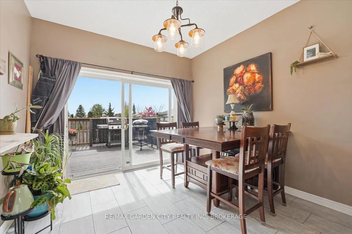 Photo 8 of 325 Winterberry Boulevard, Thorold, Confederation Heights — HOMEH