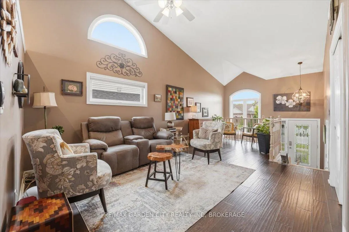 Photo 9 of 325 Winterberry Boulevard, Thorold, Confederation Heights — HOMEH